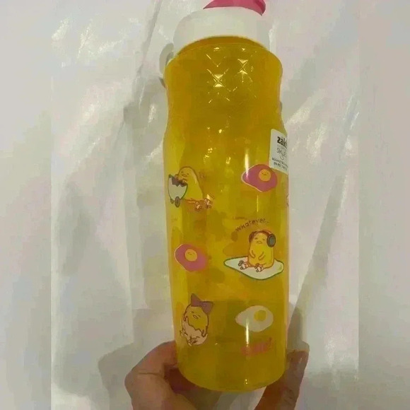 NWT Gudetama 30oz Water Bottle - Yellow/Pink - Picture 1 of 5